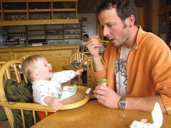 2010.08 Papa et Clément au resto des bains