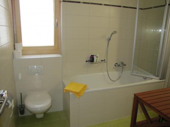 Salle de bain avec baignoire